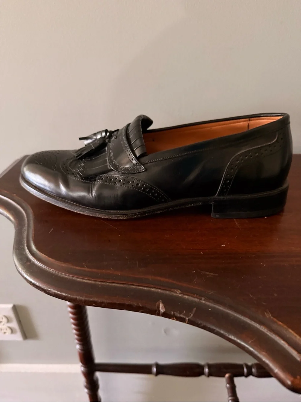 Vintage Y2K French Shriner men’s black slip on loafers with tassels. Size 10 1/2